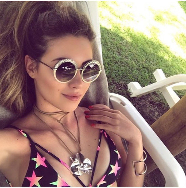 Kerek formájú, vékony keretű női napszemüveg többféle színben