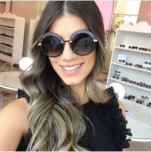 Kerek formájú, vékony keretű női napszemüveg többféle színben