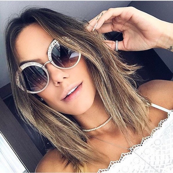 Kerek formájú, vékony keretű női napszemüveg többféle színben