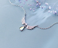 Elegáns női nyaklánc kövekkel, ezüst színben