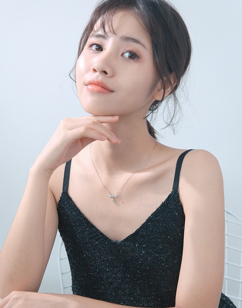 Elegáns női nyaklánc kövekkel, ezüst színben