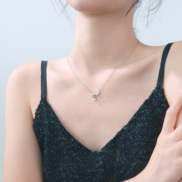 Elegáns női nyaklánc kövekkel, ezüst színben