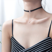 Modern női choker fém medállal