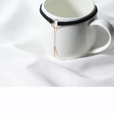 Modern női choker fém medállal