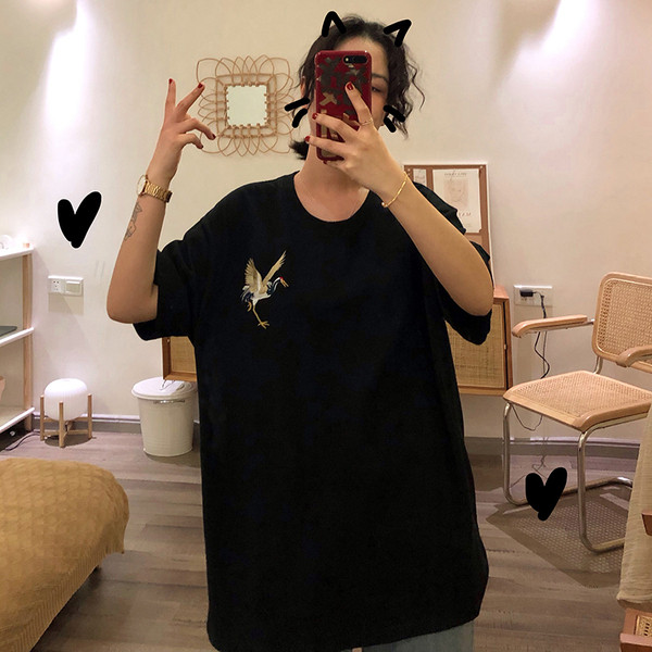 Fekete-fehér hímzéssel ellátott női póló - széles modell