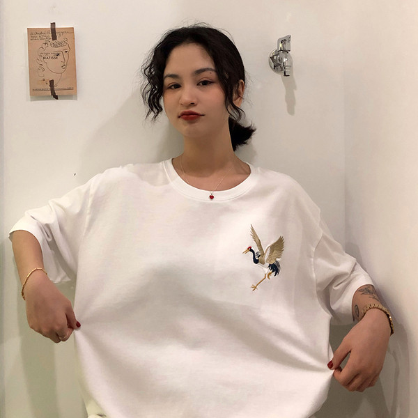 Fekete-fehér hímzéssel ellátott női póló - széles modell