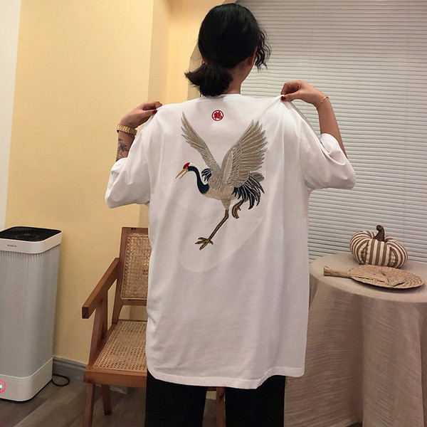 Fekete-fehér hímzéssel ellátott női póló - széles modell