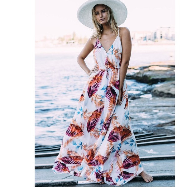 Hosszú, stílusos női ruha vékony pántokkal és V-nyakkal