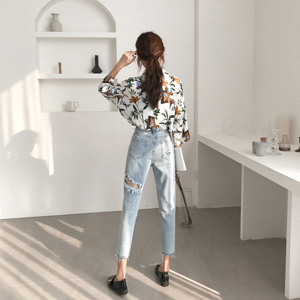 Blugi de dama moderni cu motive rupte si talie inalta