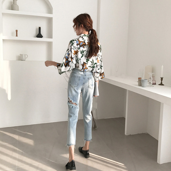 Blugi de dama moderni cu motive rupte si talie inalta
