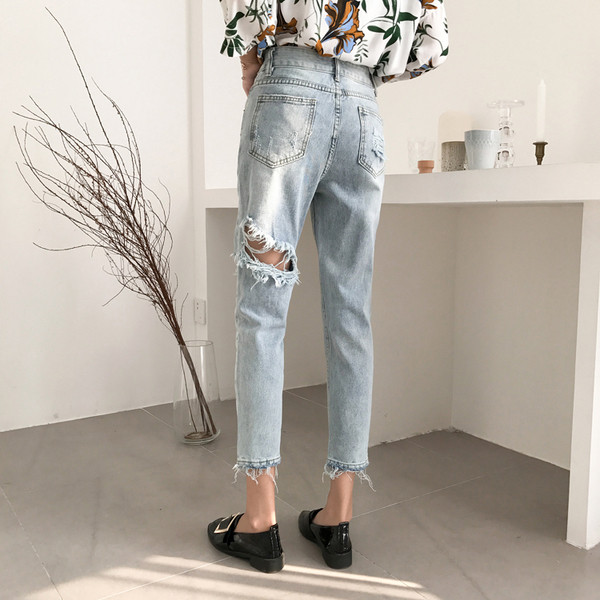 Blugi de dama moderni cu motive rupte si talie inalta