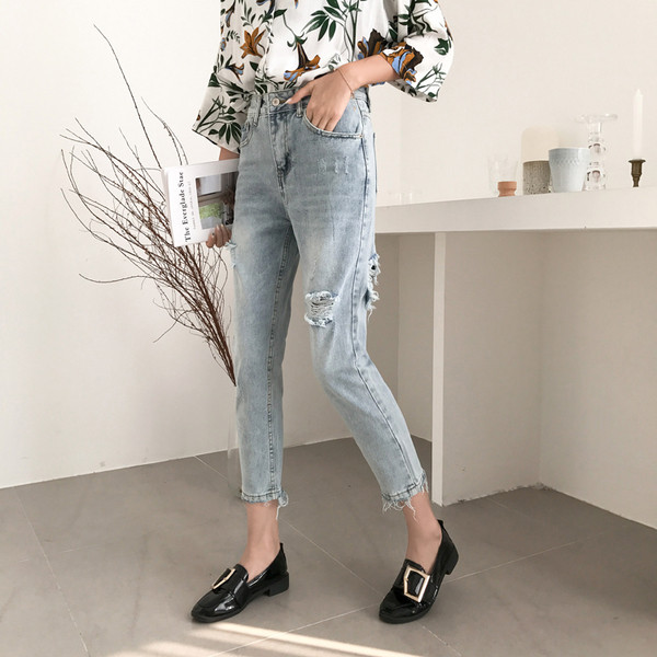 Blugi de dama moderni cu motive rupte si talie inalta