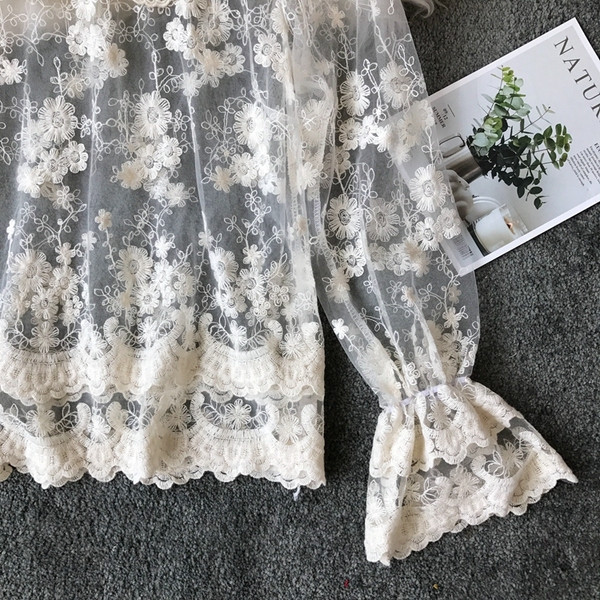 Camasa de dama transparenta din dantela in alb si bej