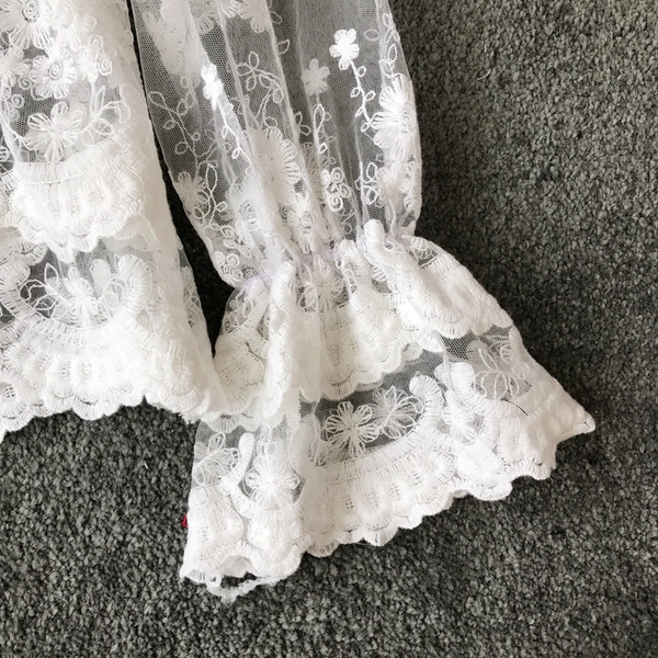 Camasa de dama transparenta din dantela in alb si bej