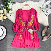 Hímzéssel és V-nyakú ciklámen színű női nyári jumpsuit