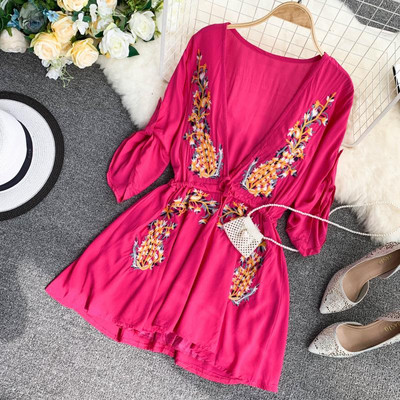 Hímzéssel és V-nyakú ciklámen színű női nyári jumpsuit