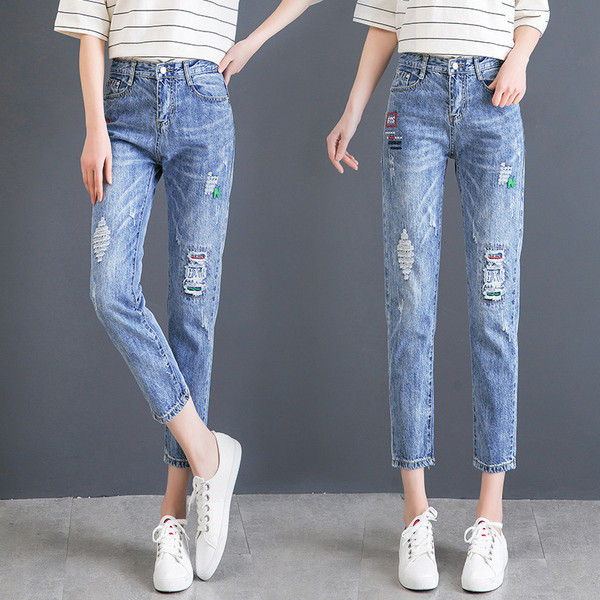 Κομψά γυναικεία τζιν με υψηλή μέση και σχισμένο μοτίβο