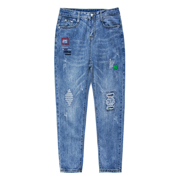 Κομψά γυναικεία τζιν με υψηλή μέση και σχισμένο μοτίβο