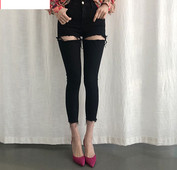 Stílusos női farmer szakadt motívummal, fekete színben