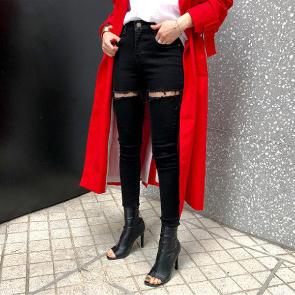 Stílusos női farmer szakadt motívummal, fekete színben