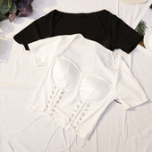 Μπλούζα με κοντό μανίκι της τρέχουσας κυρίας και γραβάτες σε λευκό και μαύρο