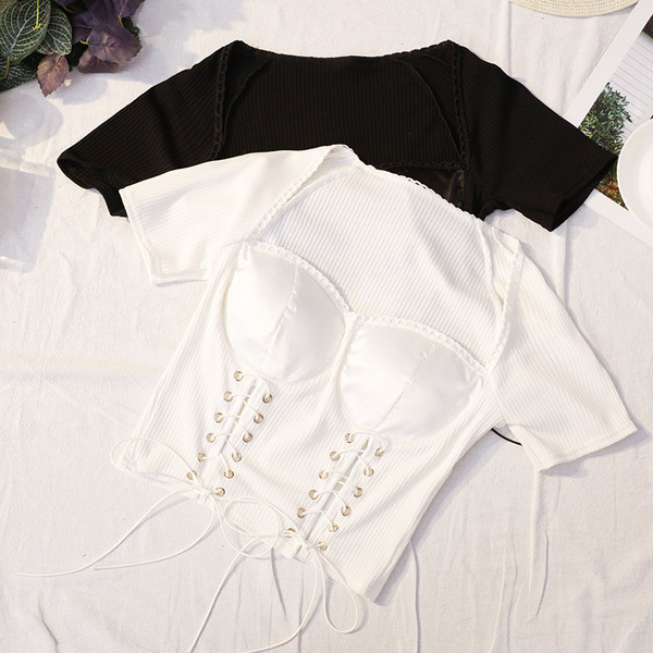 Μπλούζα με κοντό μανίκι της τρέχουσας κυρίας και γραβάτες σε λευκό και μαύρο