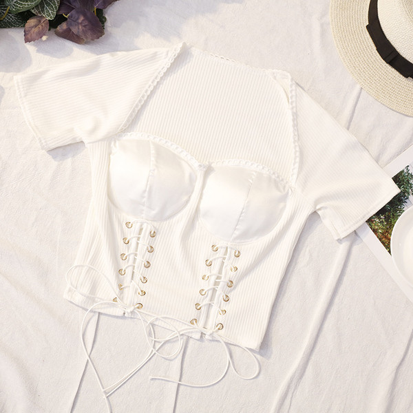 Μπλούζα με κοντό μανίκι της τρέχουσας κυρίας και γραβάτες σε λευκό και μαύρο