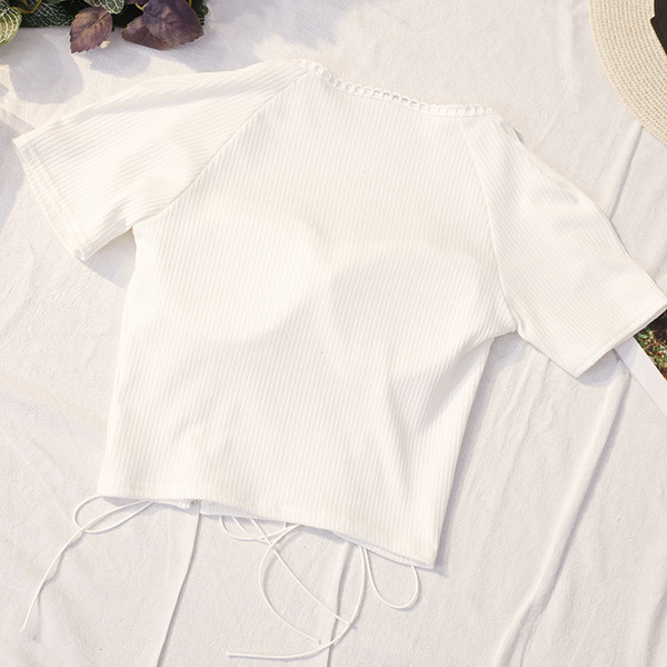 Μπλούζα με κοντό μανίκι της τρέχουσας κυρίας και γραβάτες σε λευκό και μαύρο