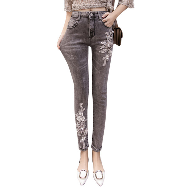 Stílusos női farmer szürke hímzéssel