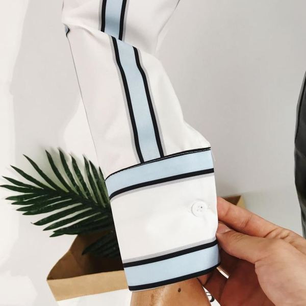 Stílusos női ing ejtett ujjakkal és szalaggal, két színben