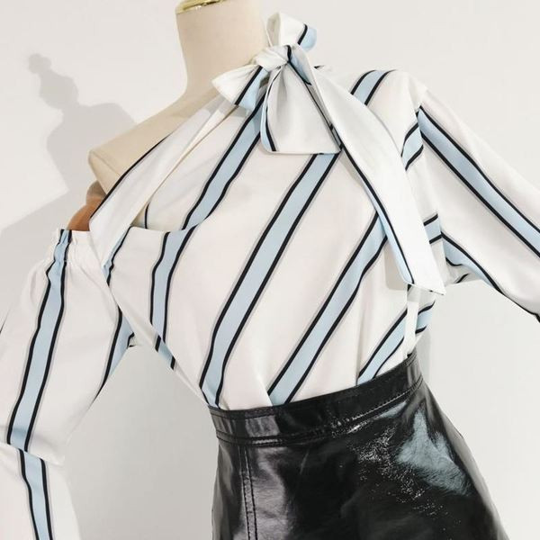 Stílusos női ing ejtett ujjakkal és szalaggal, két színben