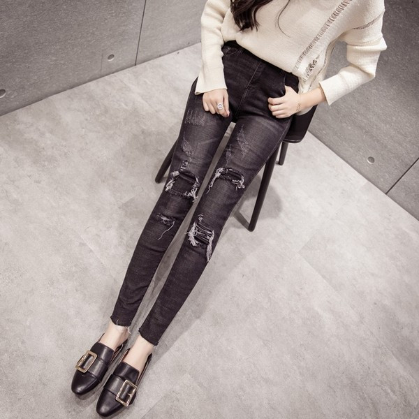 Κομψά γυναικεία τζιν σε μαύρο χρώμα