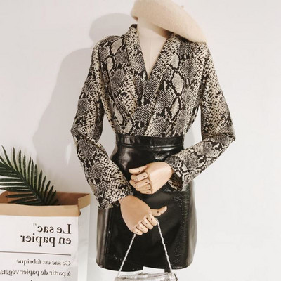 Aktuális női ing V-nyakkal, különböző színekben