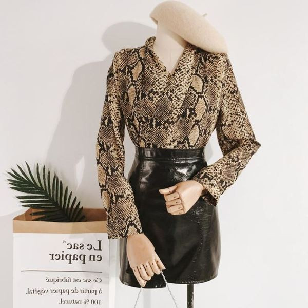 Aktuális női ing V-nyakkal, különböző színekben