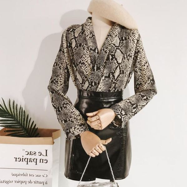 Aktuális női ing V-nyakkal, különböző színekben