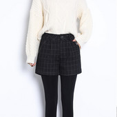 Kockás női rövidnadrág fekete zsebekkel