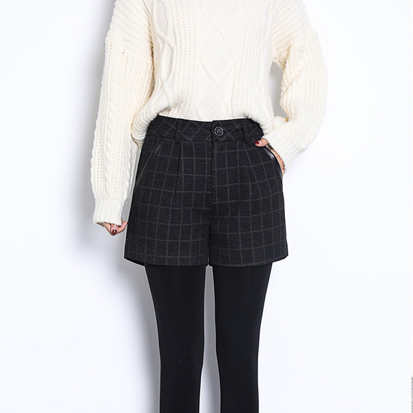 Kockás női rövidnadrág fekete zsebekkel