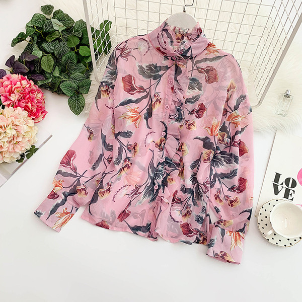 Aktuális női ing fehér és rózsaszín virágos motívumokkal