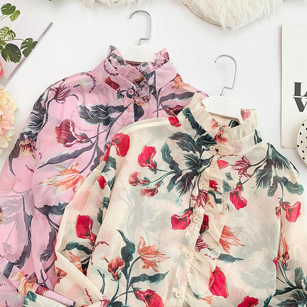 Aktuális női ing fehér és rózsaszín virágos motívumokkal