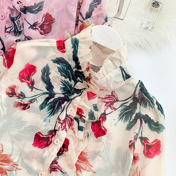 Aktuális női ing fehér és rózsaszín virágos motívumokkal