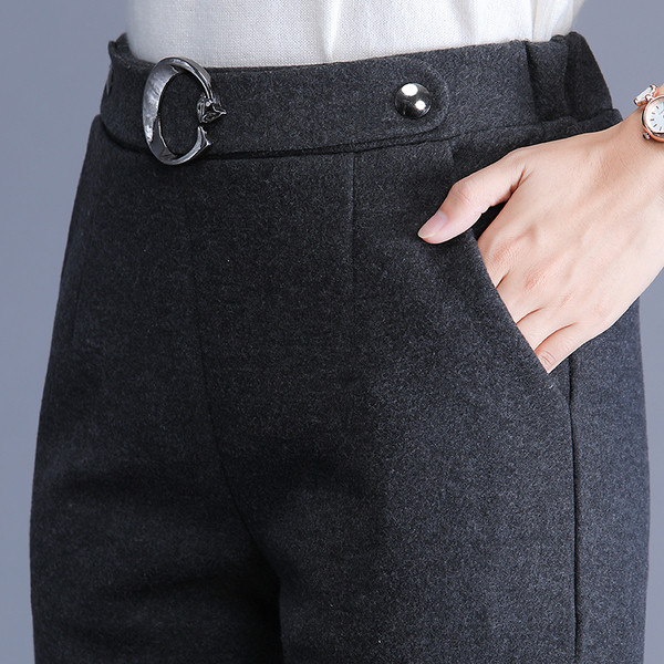 Modern női nadrág csattal, két színben