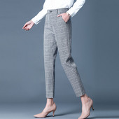 Pantaloni de damă în carouri la modă în gri