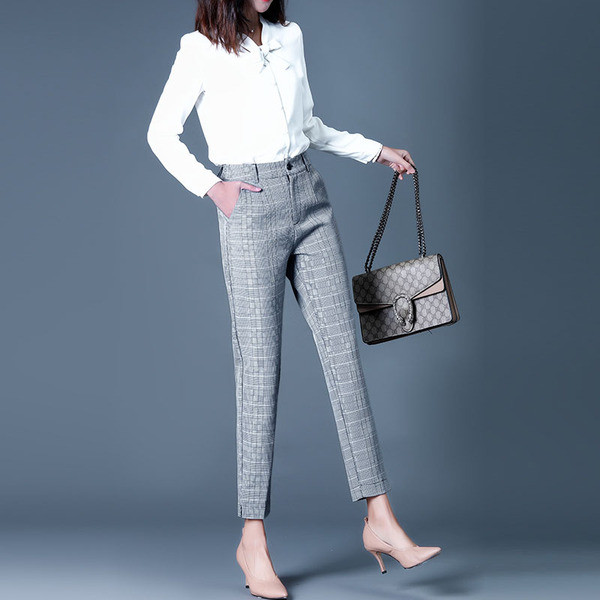 Pantaloni de damă în carouri la modă în gri