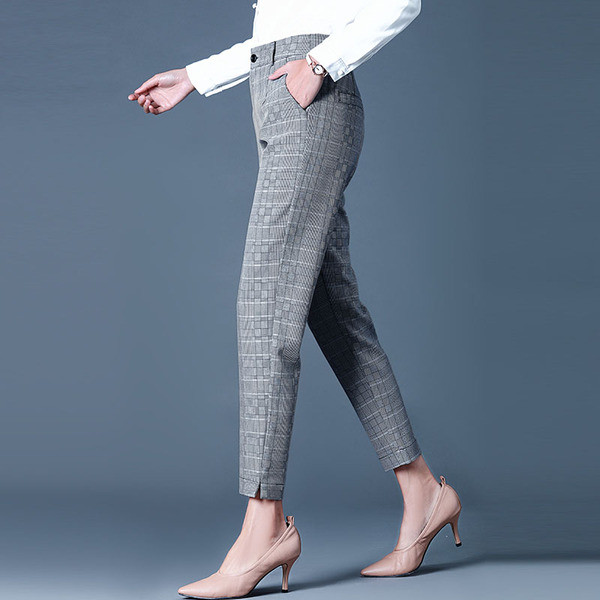 Pantaloni de damă în carouri la modă în gri