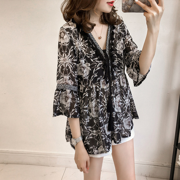 Κομψή γυναικεία μπλούζα με μανίκια 3/4 και φυτικά μοτίβα σε διάφορα χρώματα