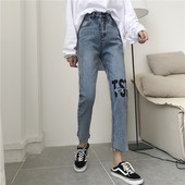 Modern, világos színű női farmer, magas derékkal