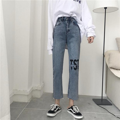 Modern, világos színű női farmer, magas derékkal