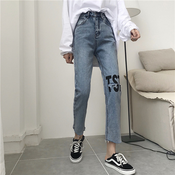 Modern, világos színű női farmer, magas derékkal