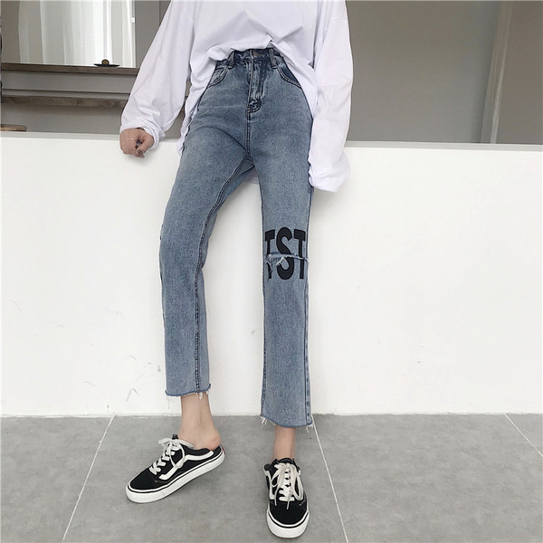 Modern, világos színű női farmer, magas derékkal