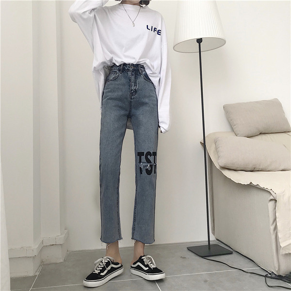 Modern, világos színű női farmer, magas derékkal